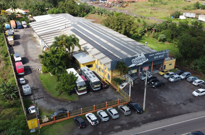 <p><!--StartFragment --></p>

<p>Se tem uma coisa que a Vettura entende bem, é de estrada — e não só a que passa debaixo das rodas. São mais de 30 anos de história, inovação e paixão por motor homes que transformam viagens em experiências inesquecíveis.</p>

<p>Nossa estrutura é daquelas que impressionam: fábrica própria com tecnologia de ponta, equipe especializada em design e projetos 3D, showroom recheado de modelos novos e usados e um atendimento personalizado que entende o que você precisa!</p>

<p><!--EndFragment --></p>
